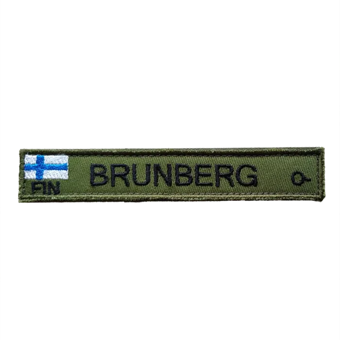 kansainvälinen nimikyltti, jossa suomen lippu, nimi ja veriryhmä