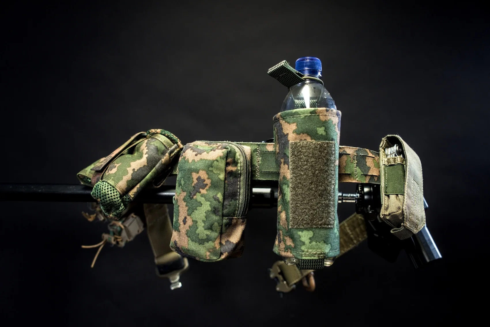 molotovin cocktail-tasku vyöllä